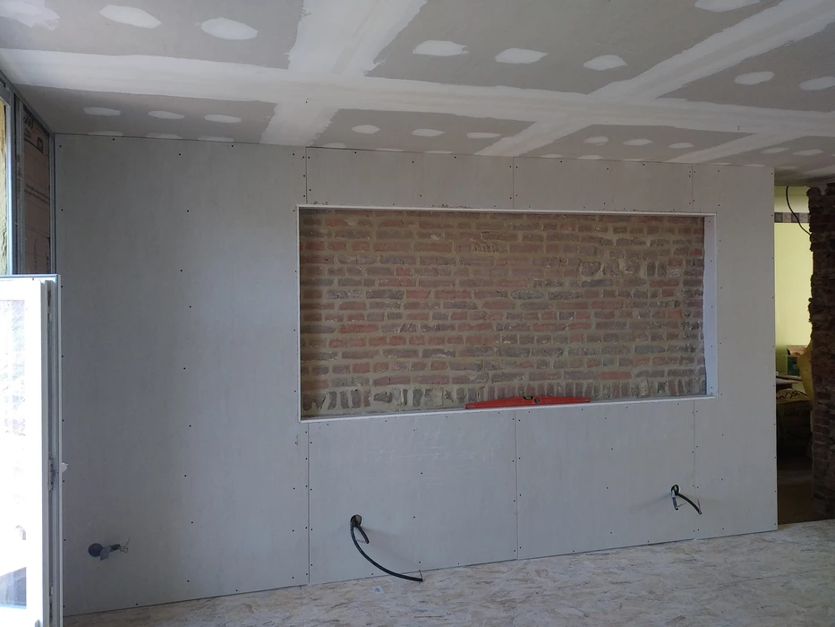 Chantier de rénovation intérieur avec cloison sèche en cours d'installation