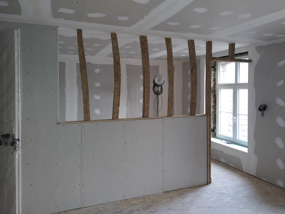 Chantier de rénovation intérieur en cours avec ossature métallique et isolation