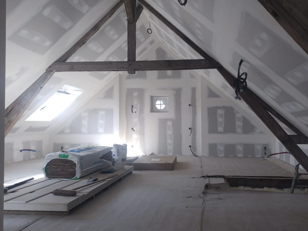 Chantier de rénovation intérieur avec cloison sèche en cours d'installation