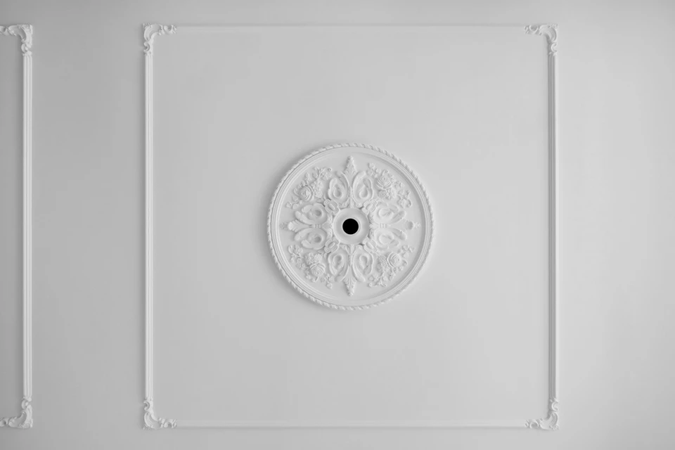 Plafond moderne d'intérieur avec climatiseur cassette carré encastré au centre